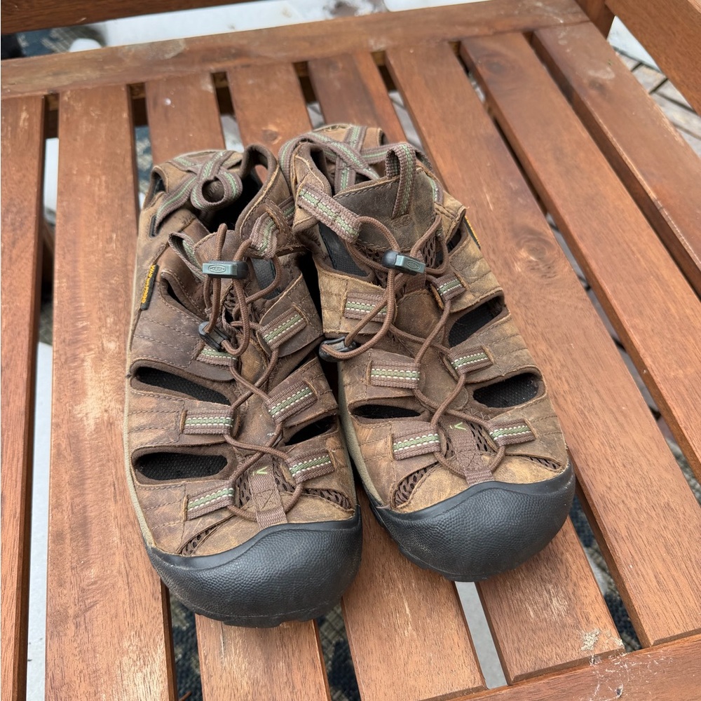 Men’s Newport Keens size 10 Brown Hiking/water sandals